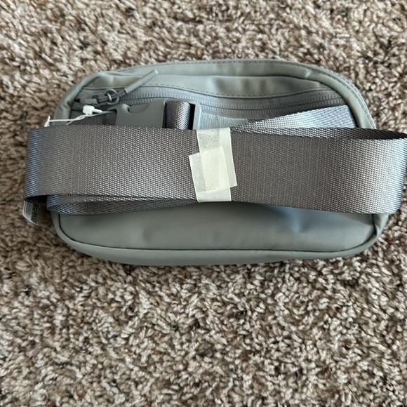 Lululemon Everywhere Belt Bag - Picture 3 of 5